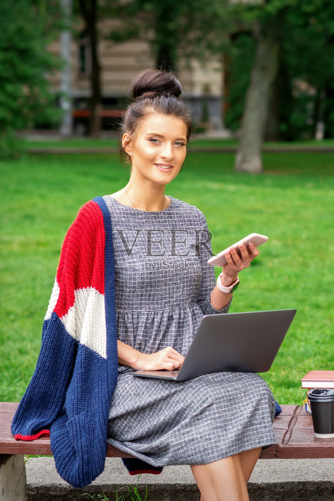 拥有智能手机和笔记本电脑的女人照片摄影图片