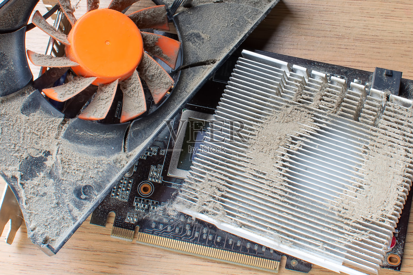 现代个人电脑的肮脏和布满灰尘的部件。照片摄影图片