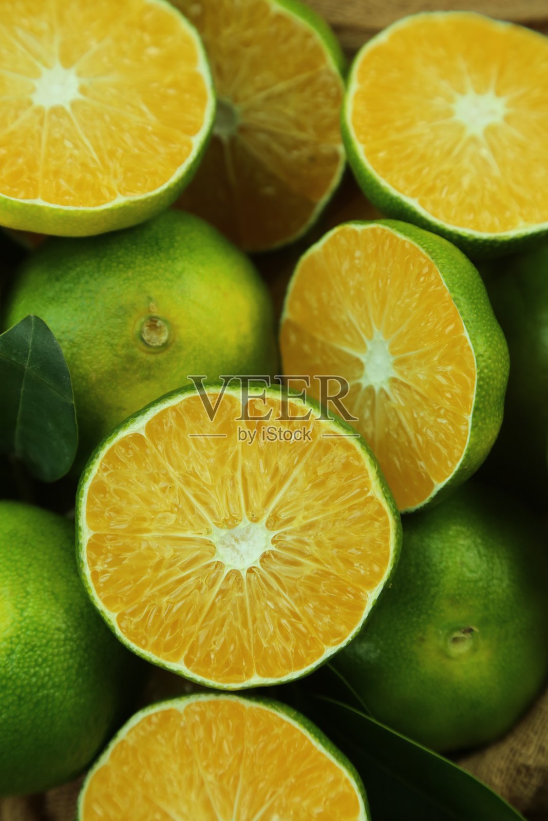 绿色的甜橙与背景生长照片摄影图片