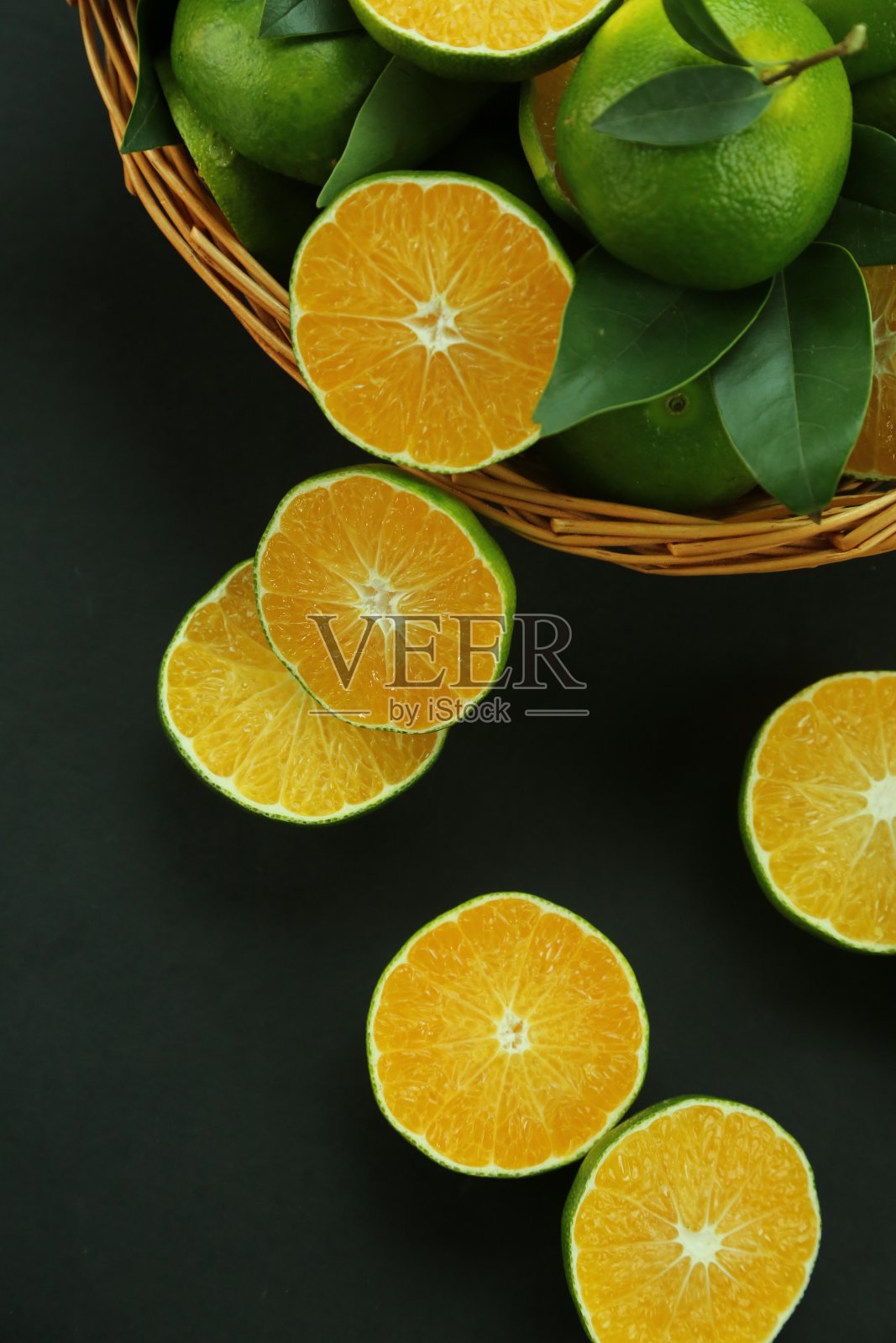 有背景生长的绿色甜橙照片摄影图片