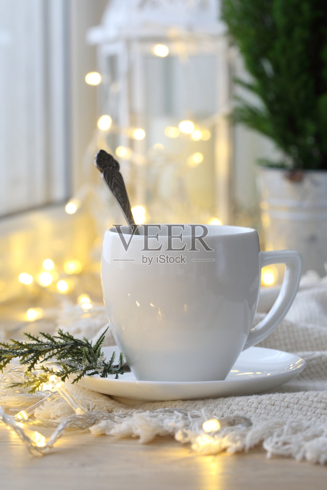 圣诞花环背景上的咖啡杯照片摄影图片