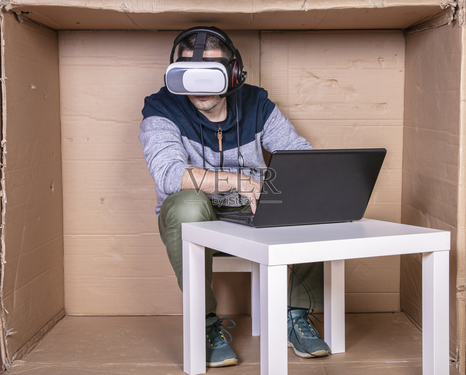 在家中纸板办公室使用VR眼镜的员工照片摄影图片