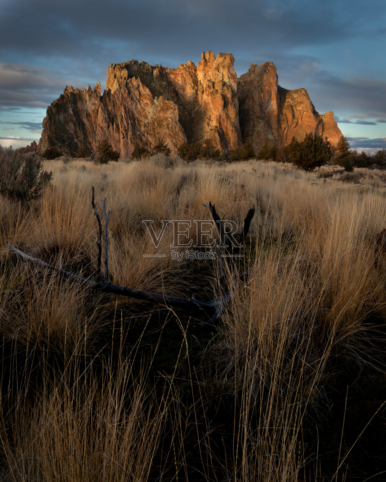 中部俄勒冈州史密斯岩石州立公园的日出照片摄影图片