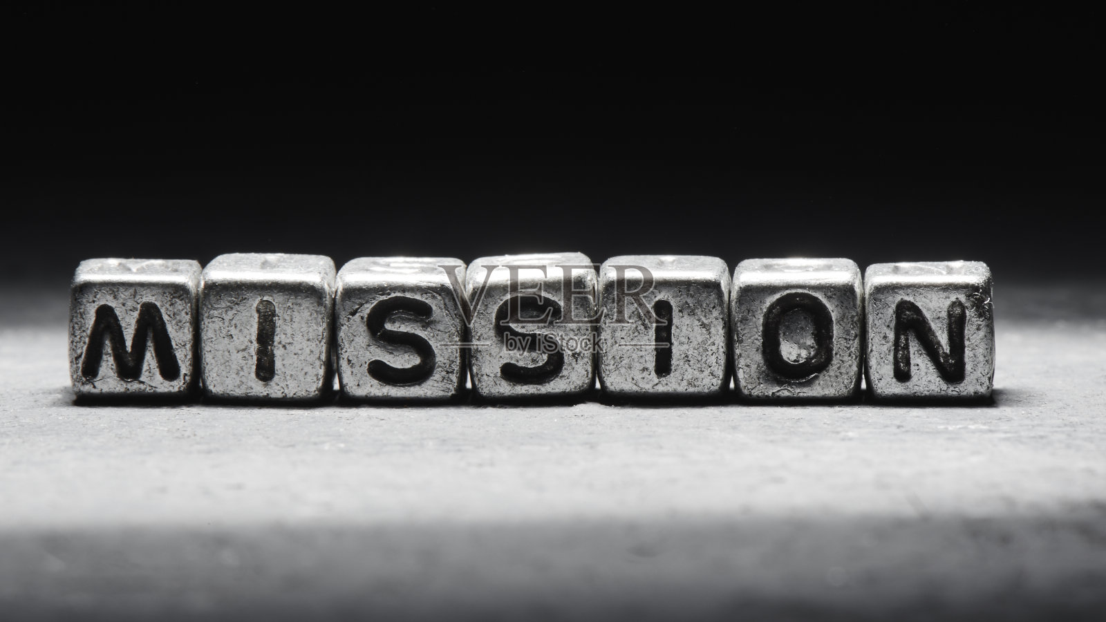 黑底金属方块上的任务字照片摄影图片