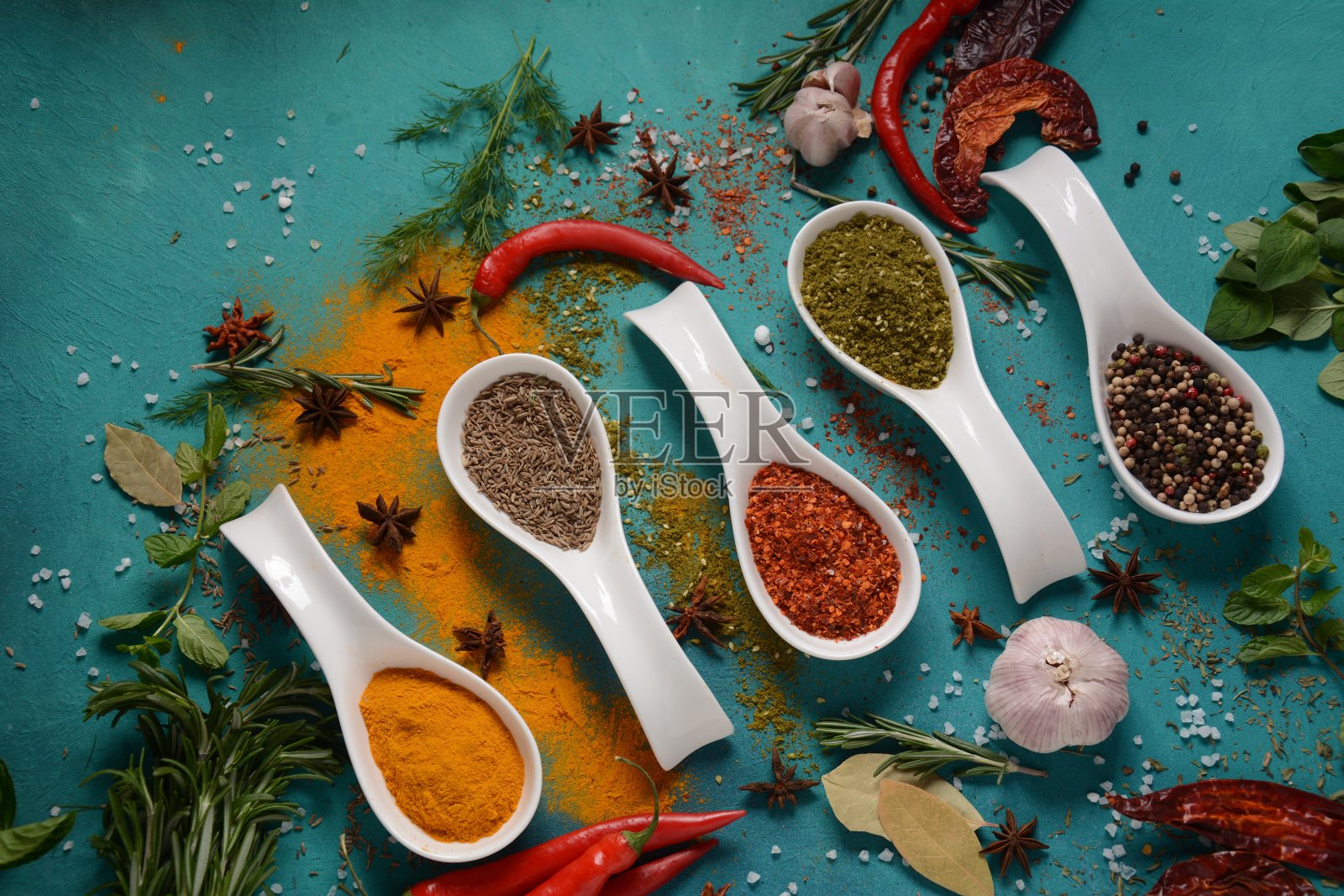 用于烹饪的各色香草和香料照片摄影图片