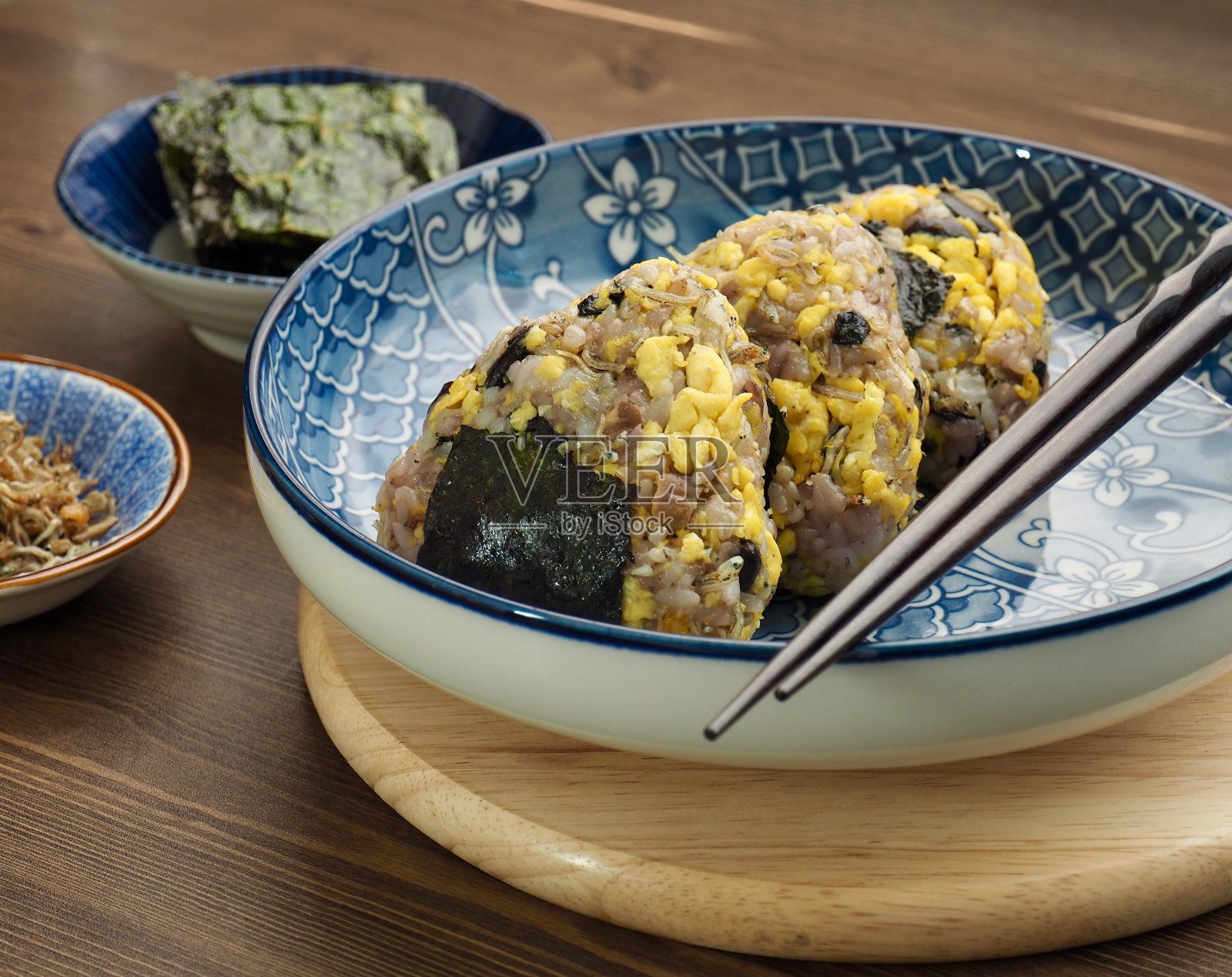 亚洲美食三角饭团，饭团照片摄影图片