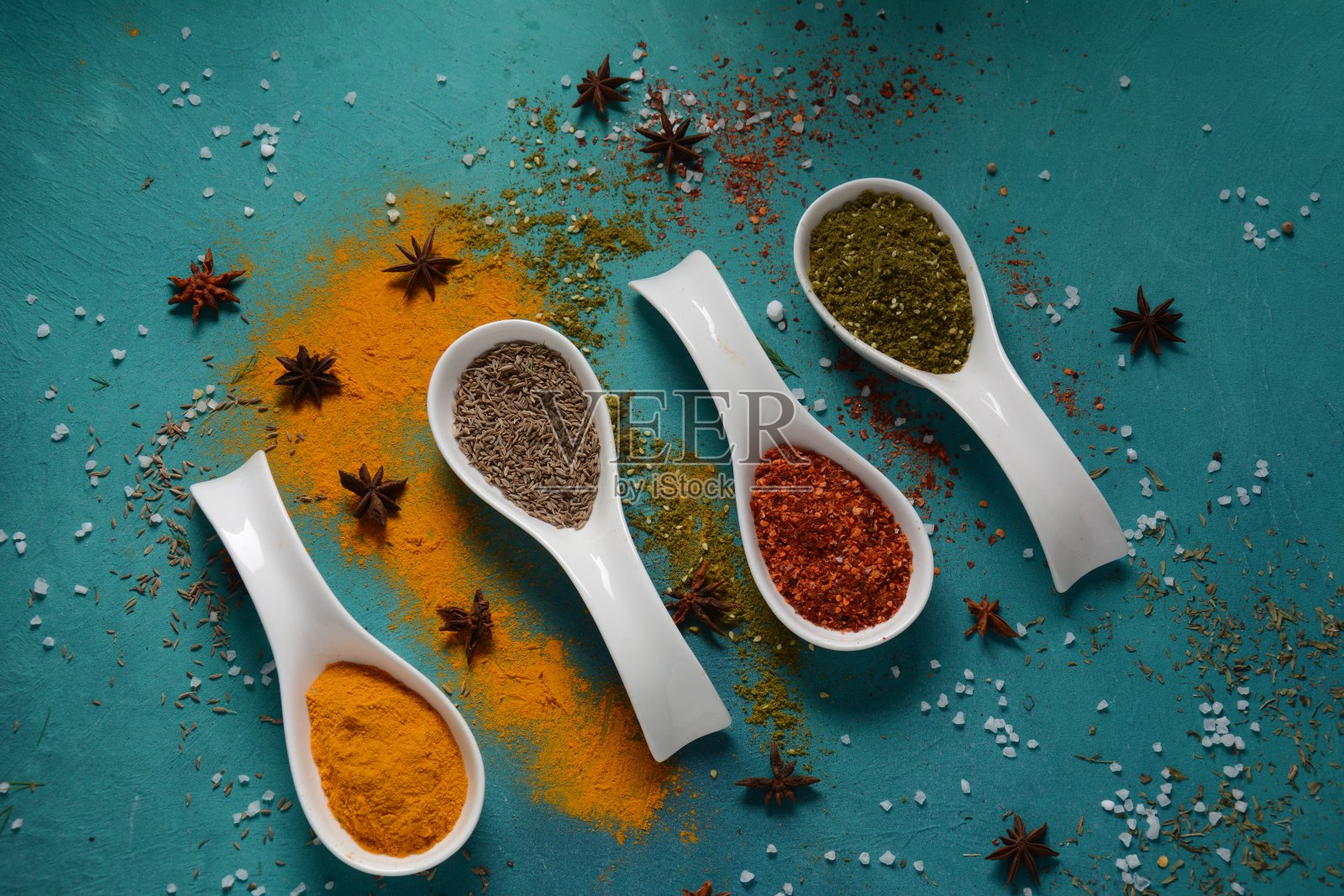 用于烹饪的各色香草和香料照片摄影图片