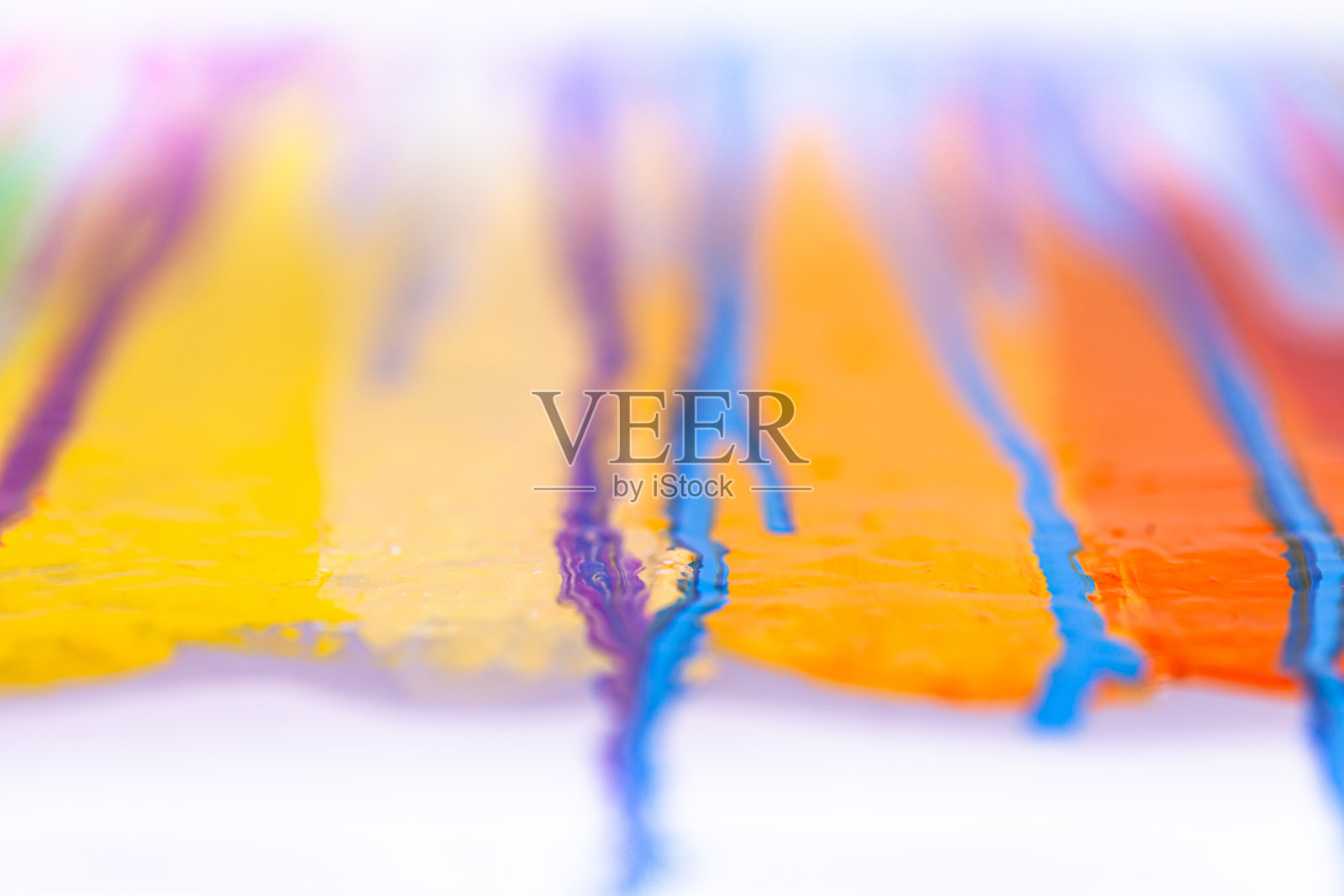 近看，蓝色和紫色滴在黄色上照片摄影图片