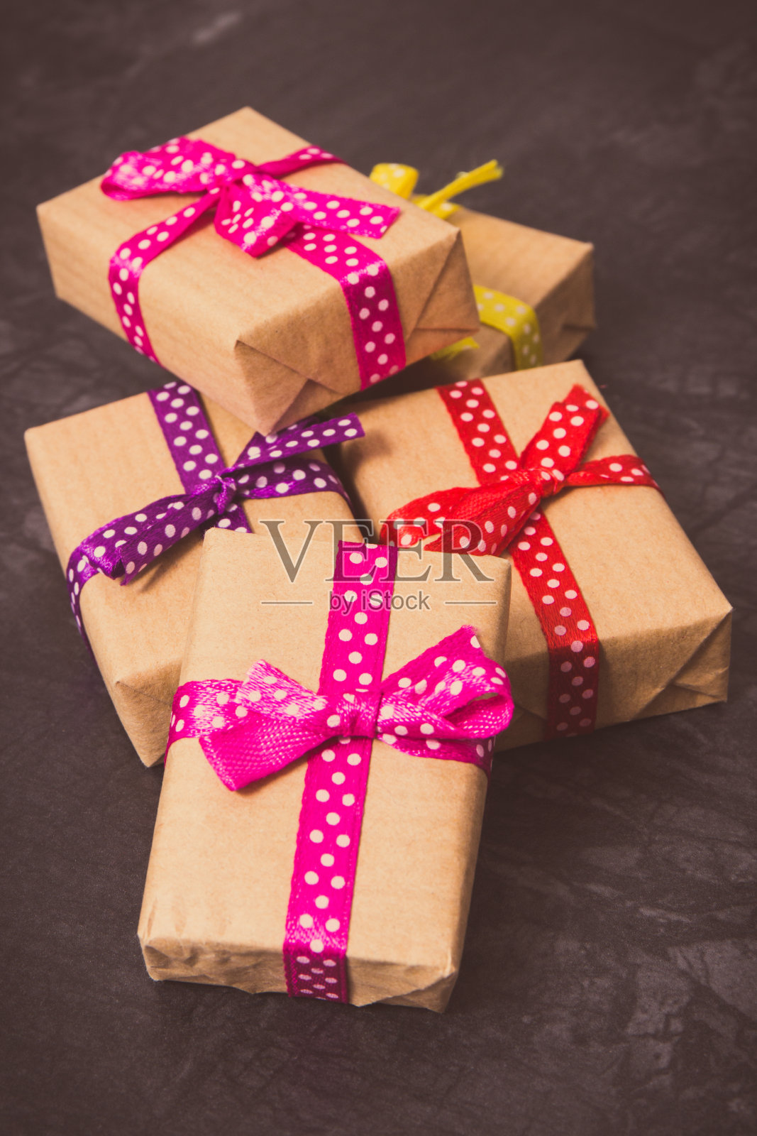 复古照片，一堆包装好的圣诞礼物，情人节礼物或生日礼物照片摄影图片