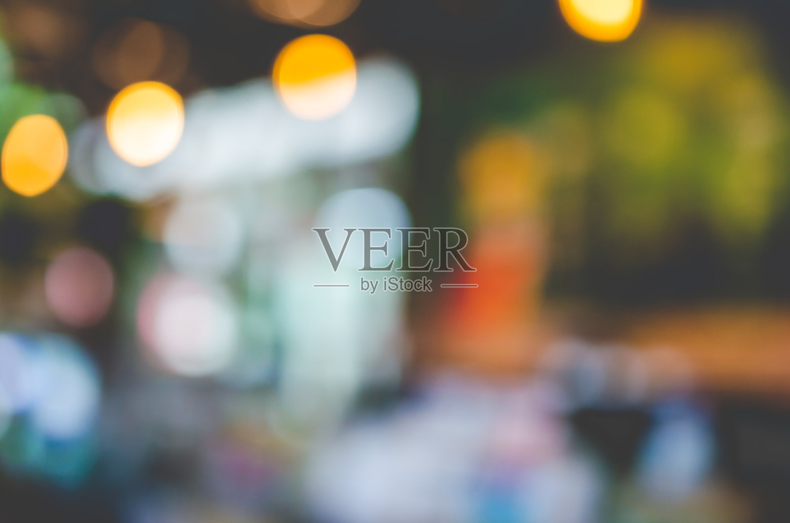 抽象模糊的咖啡店与椅子和木桌的室内餐厅复古的背景。照片摄影图片