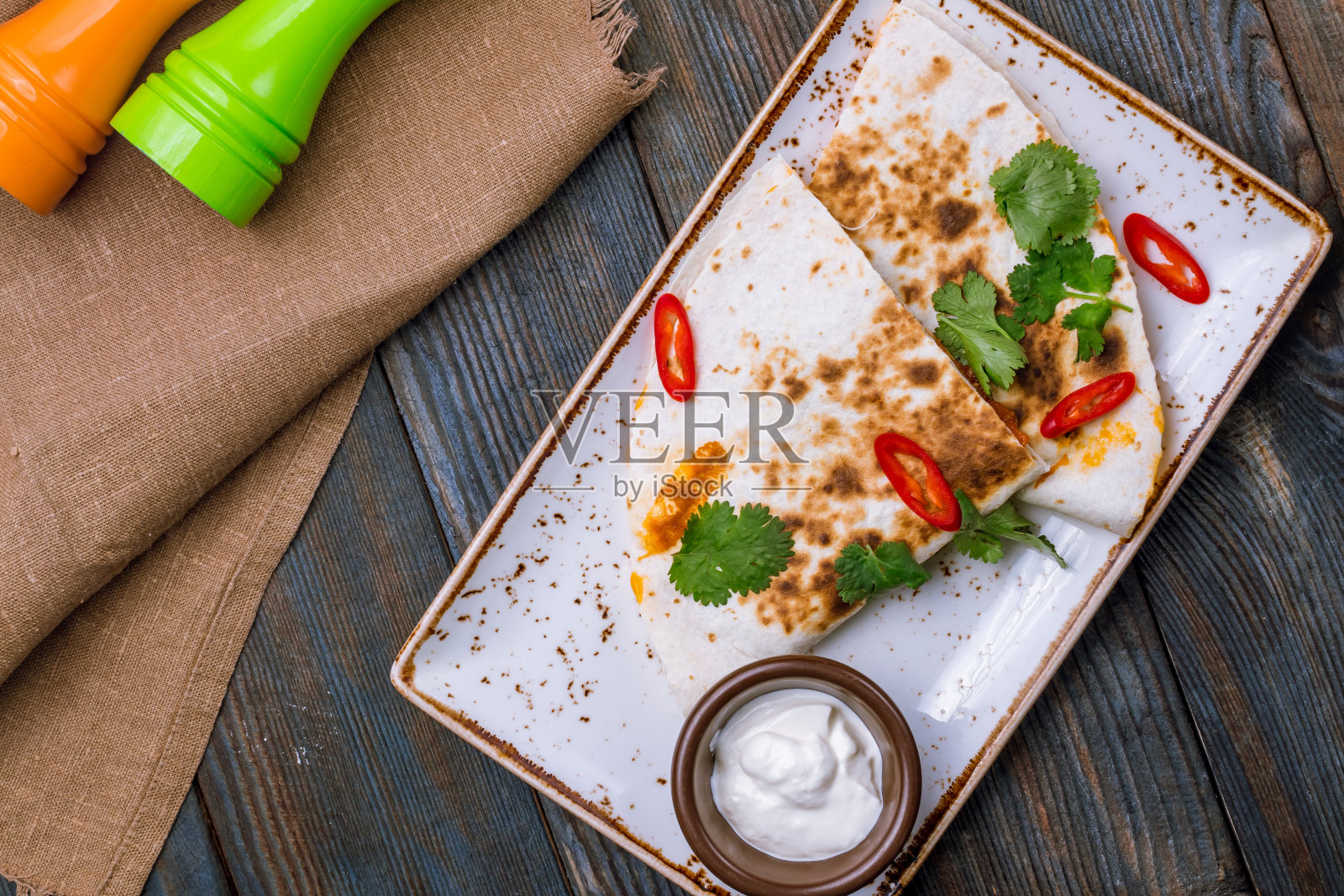 鸡肉和酱汁油炸玉米饼照片摄影图片