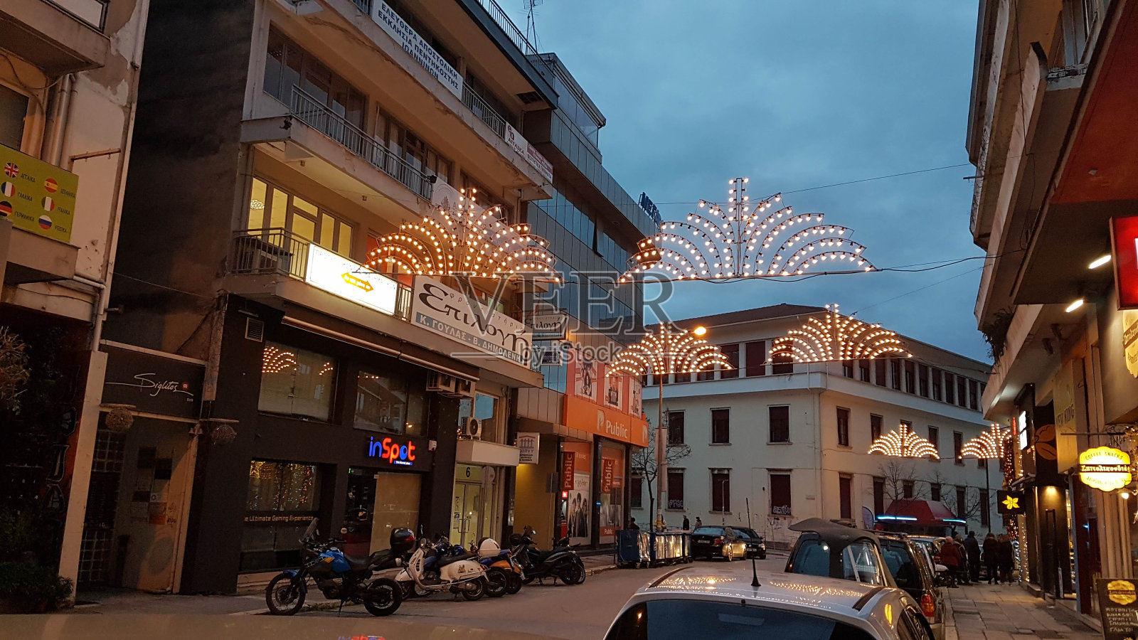 圣诞背景在城市球灯饰丝带前商店的颜色约阿尼纳照片摄影图片