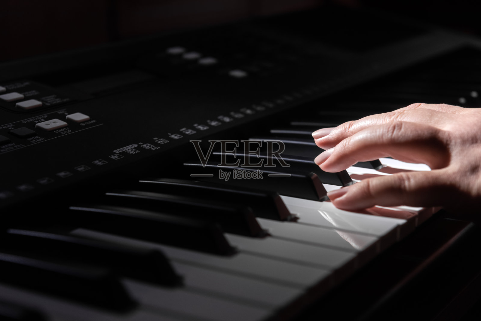 在音乐会上弹奏钢琴的音乐家照片摄影图片