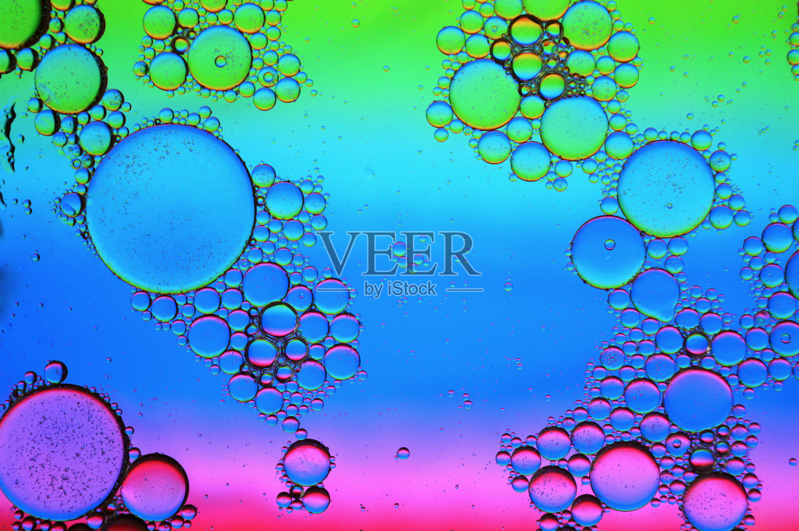 背景彩色油滴在水面-抽象照片摄影图片