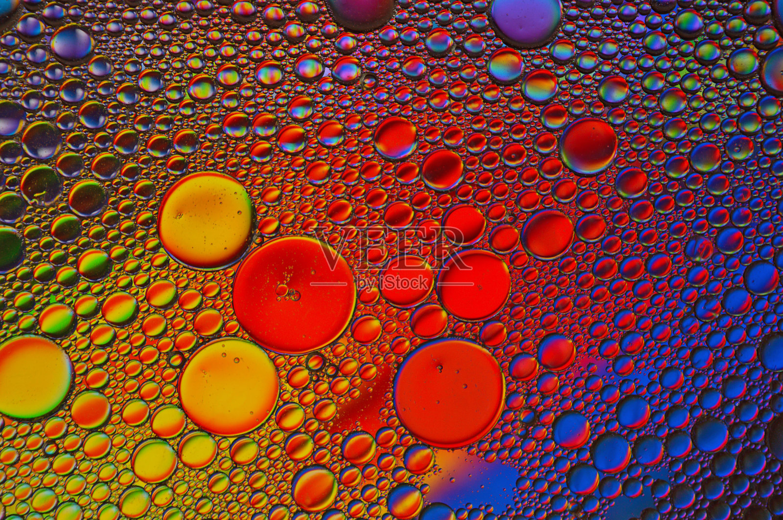 背景彩色油滴在水面-抽象照片摄影图片