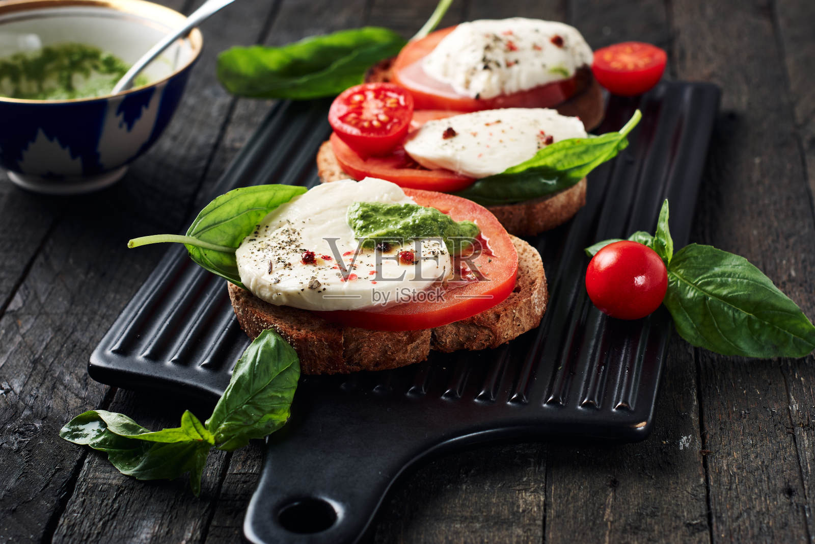 打开蔬沙拉三明治。照片摄影图片