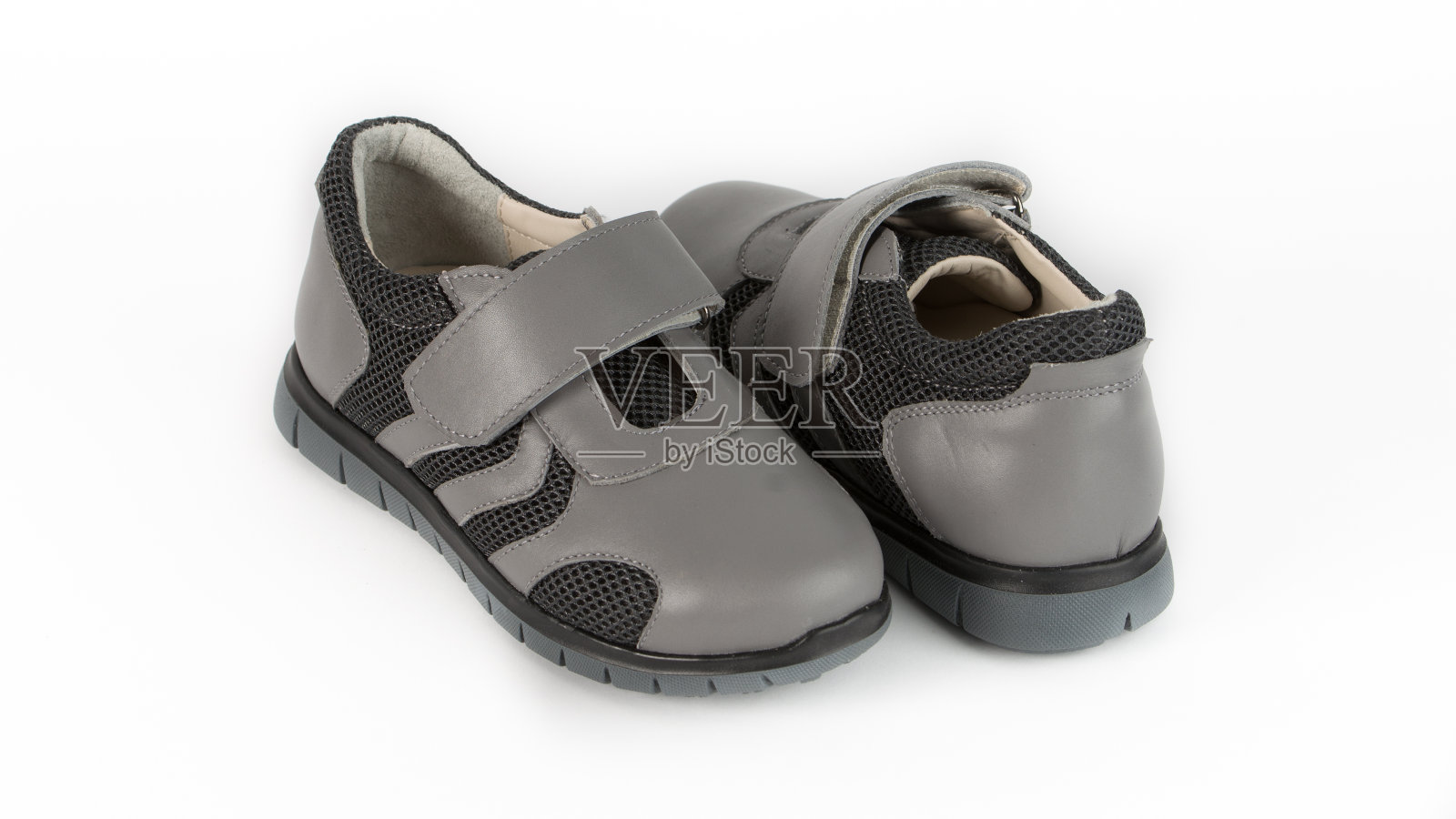 儿童的灰色矫形鞋在一个白色的背景照片摄影图片