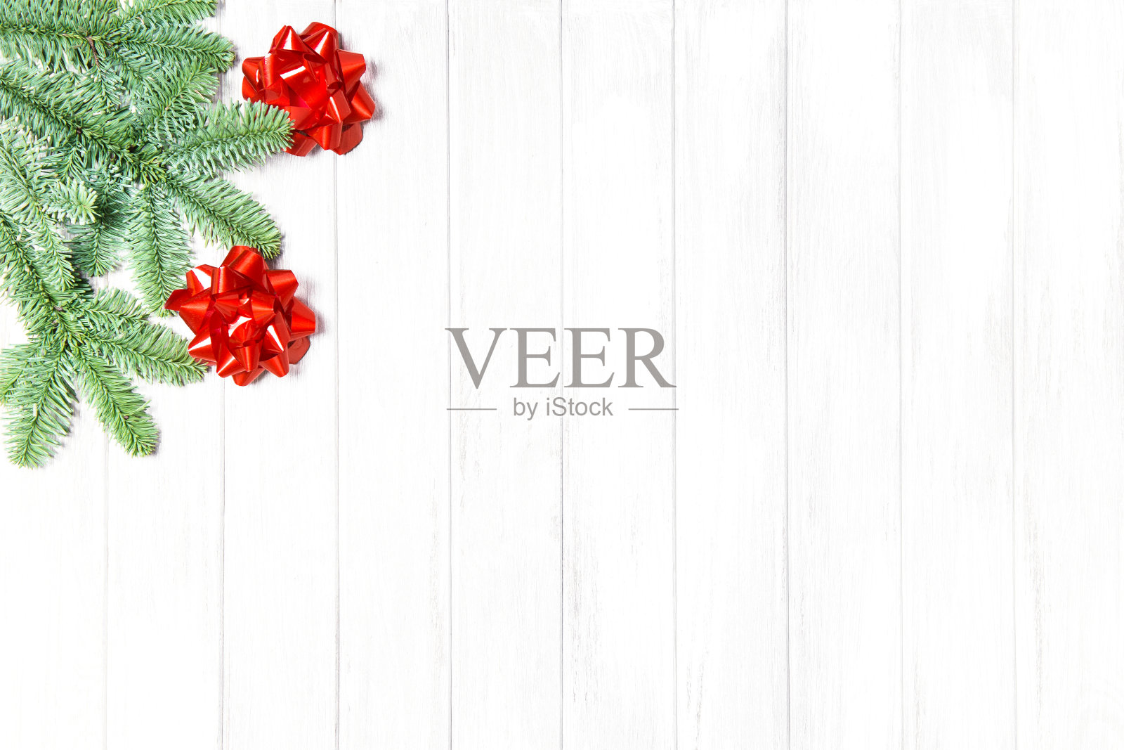 云杉枝装饰圣诞节明亮的木质背景照片摄影图片