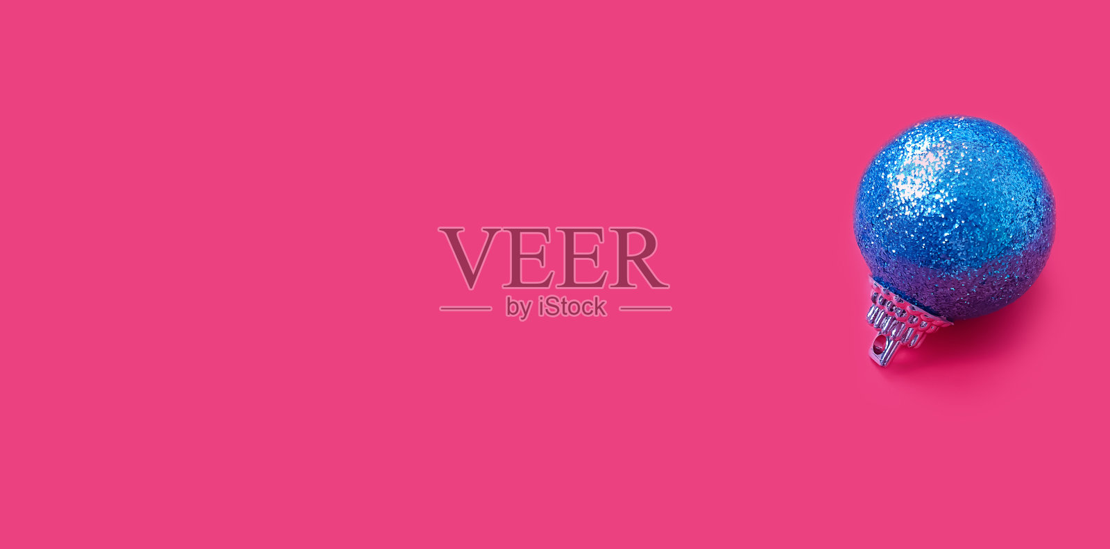 彩色背景上的圣诞玩具照片摄影图片