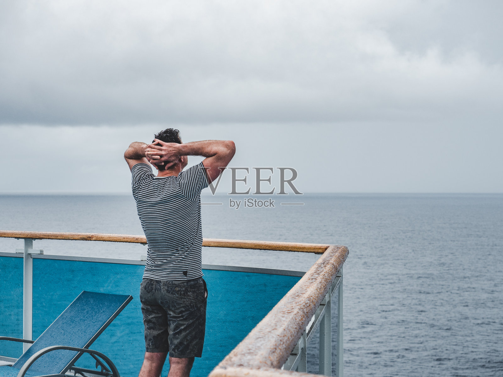 时尚男子在一艘游轮的空甲板上照片摄影图片