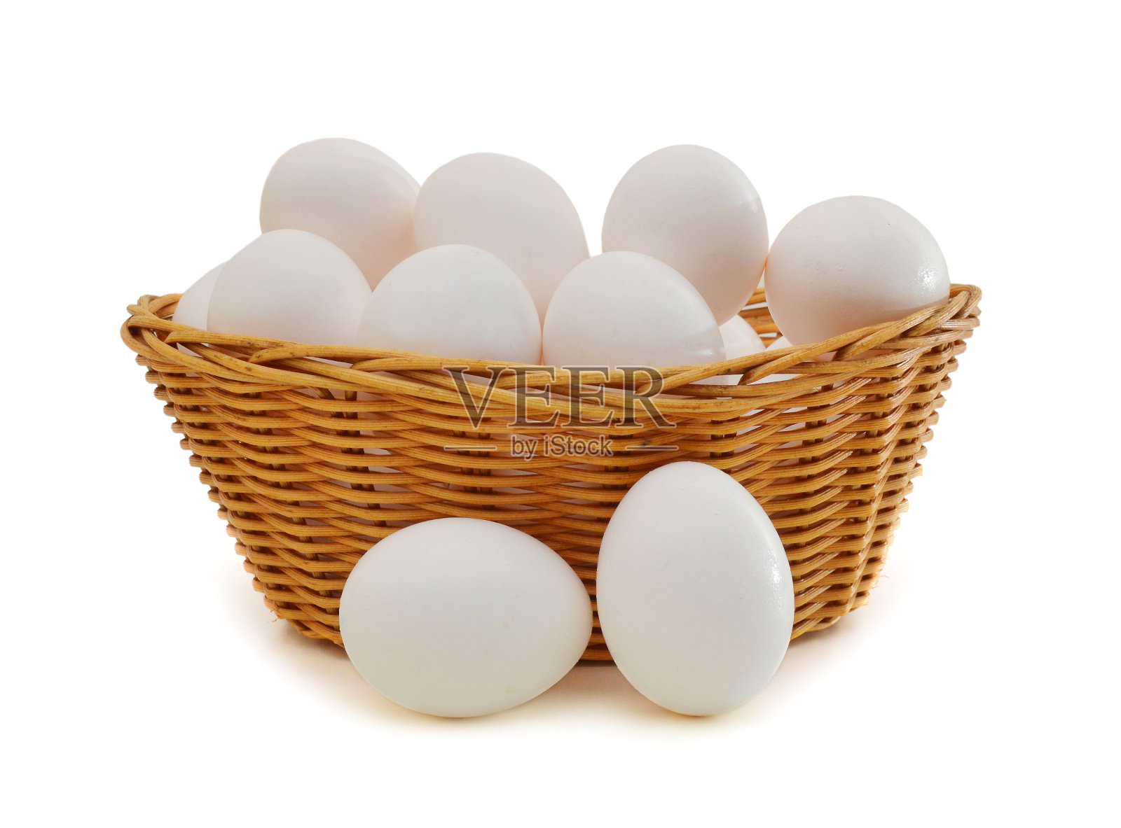 许多鸡蛋在篮子里孤立在白色照片摄影图片