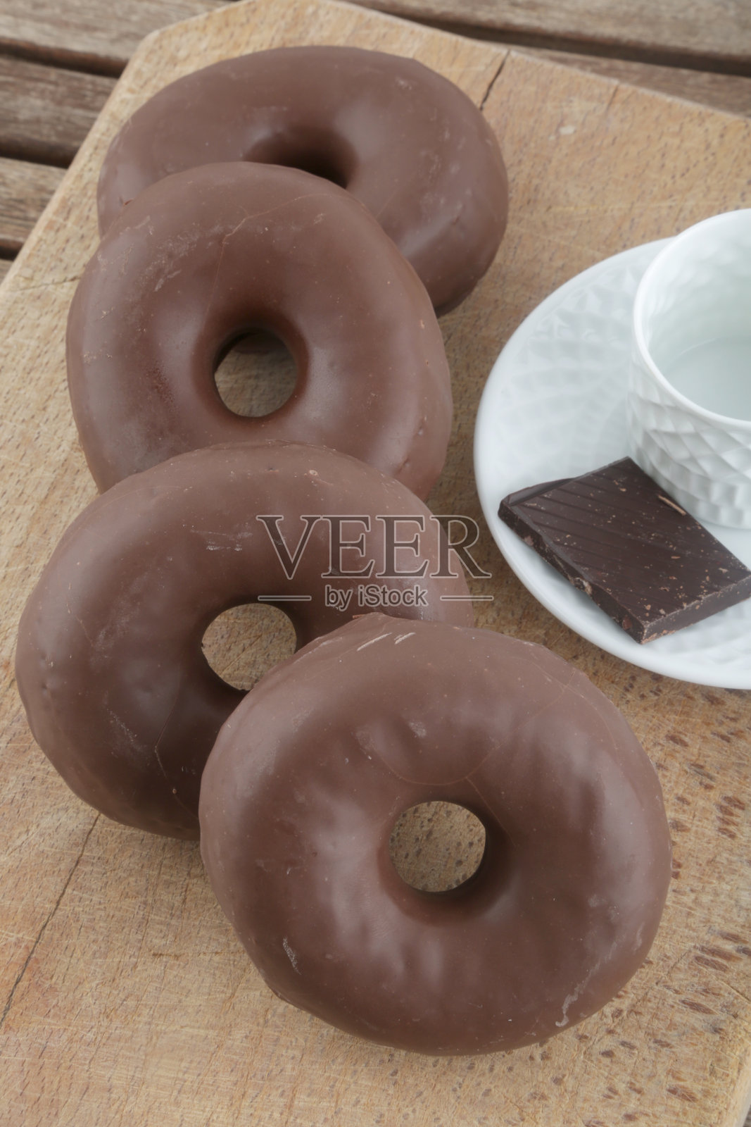 早餐吃巧克力甜甜圈很有诱惑力照片摄影图片