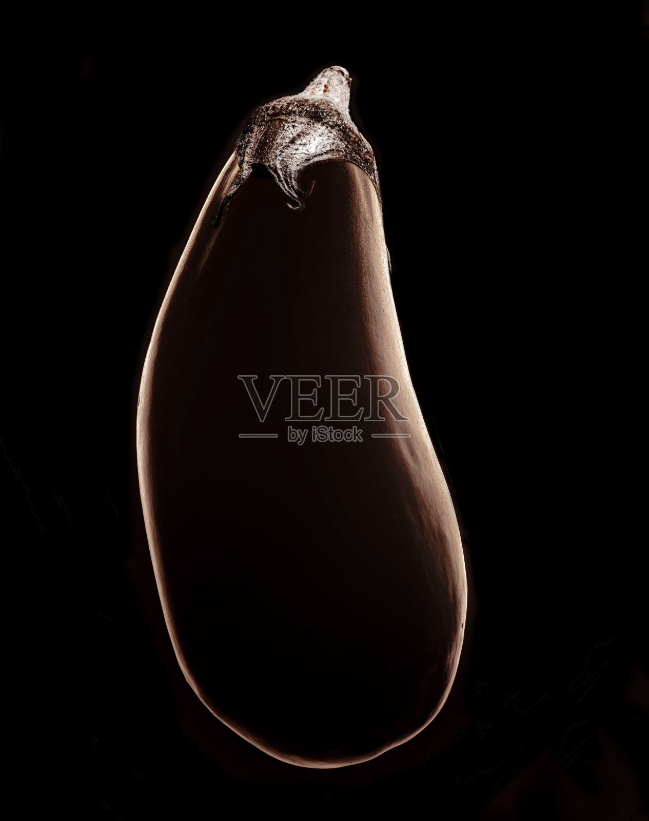 让茄子在黑色背景上发光照片摄影图片