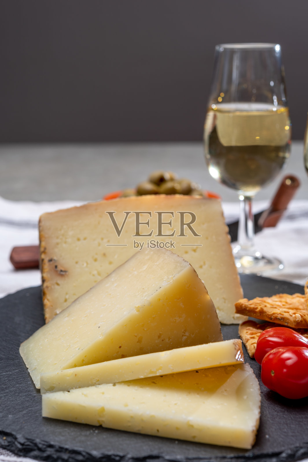 西班牙小吃，曼彻格奶酪，绿橄榄配菲诺干雪利酒照片摄影图片