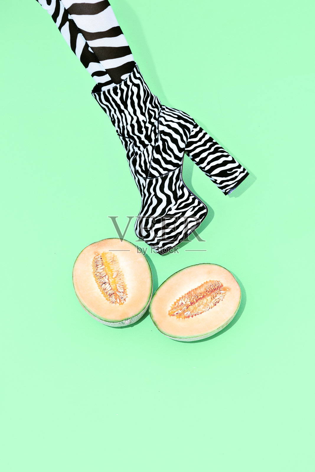 女孩在性感斑马印花鞋与新鲜瓜热带非洲心情新鲜的概念照片摄影图片