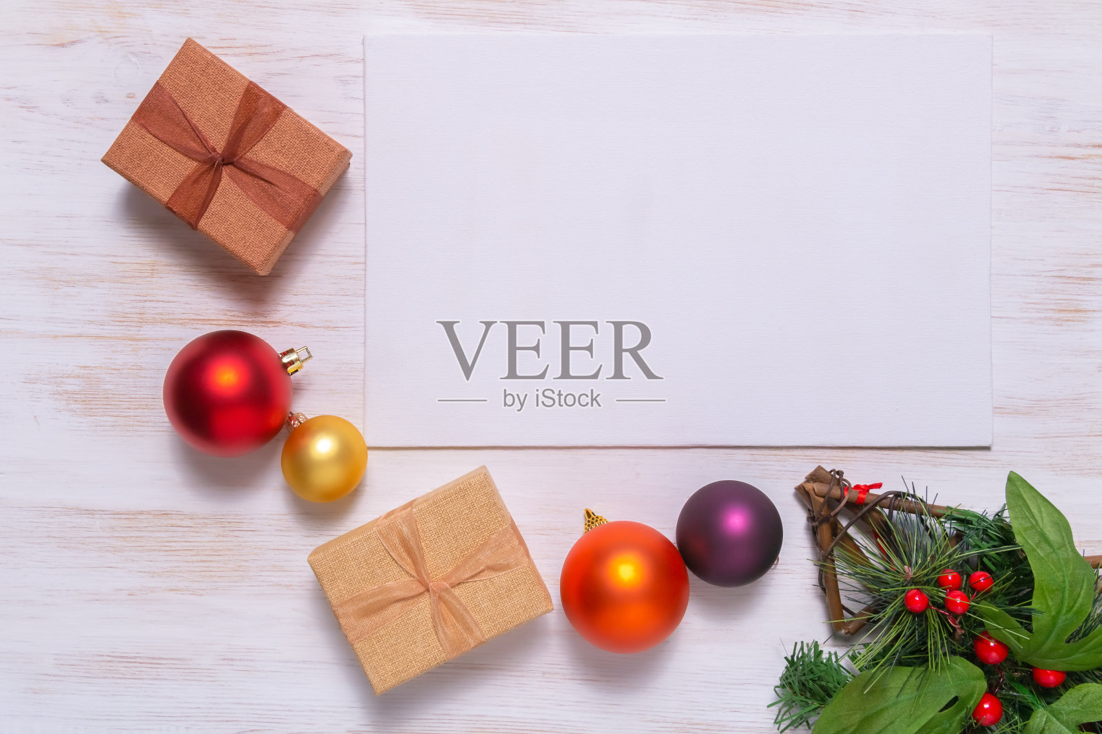 空白贺卡与圣诞礼物照片摄影图片