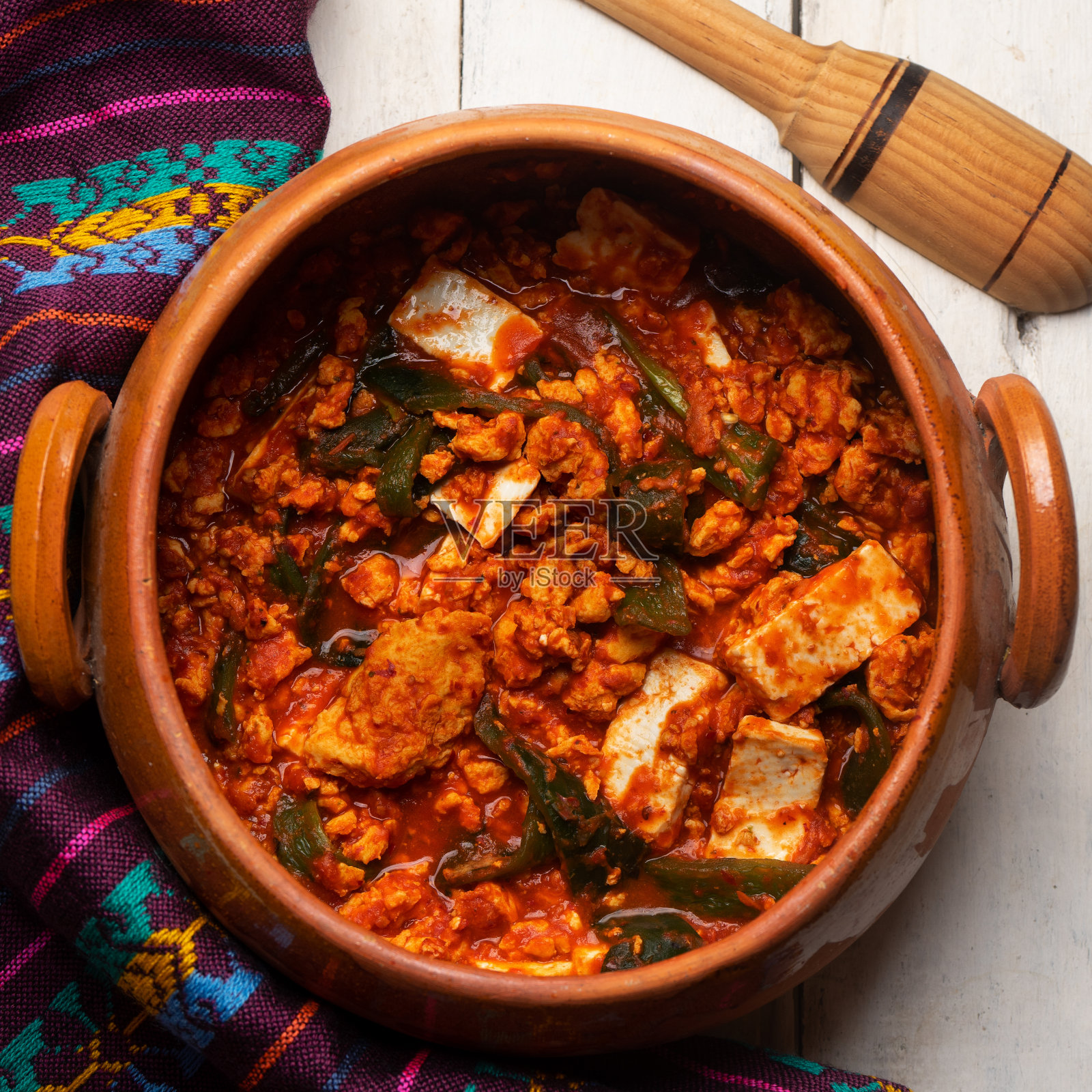 墨西哥炒蛋，红酱，波布拉诺辣椒和奶酪，白色背景照片摄影图片