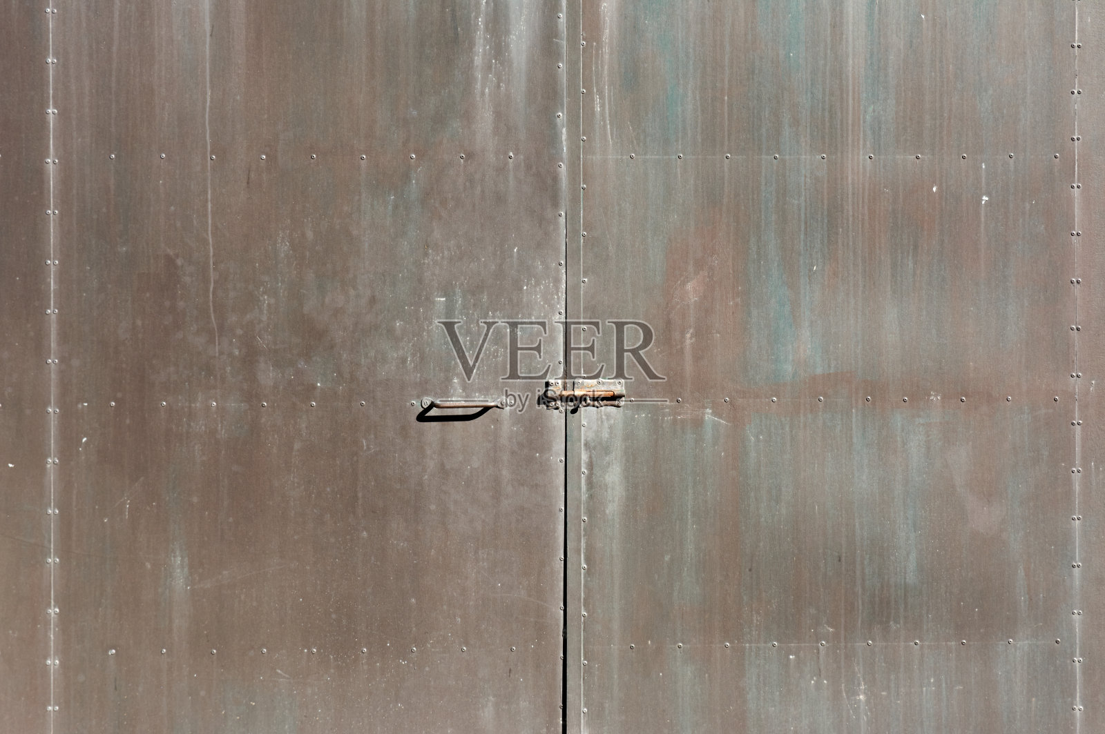 铁质门，铁锈，有红、蓝、棕等颜色，板上用铆钉粘照片摄影图片