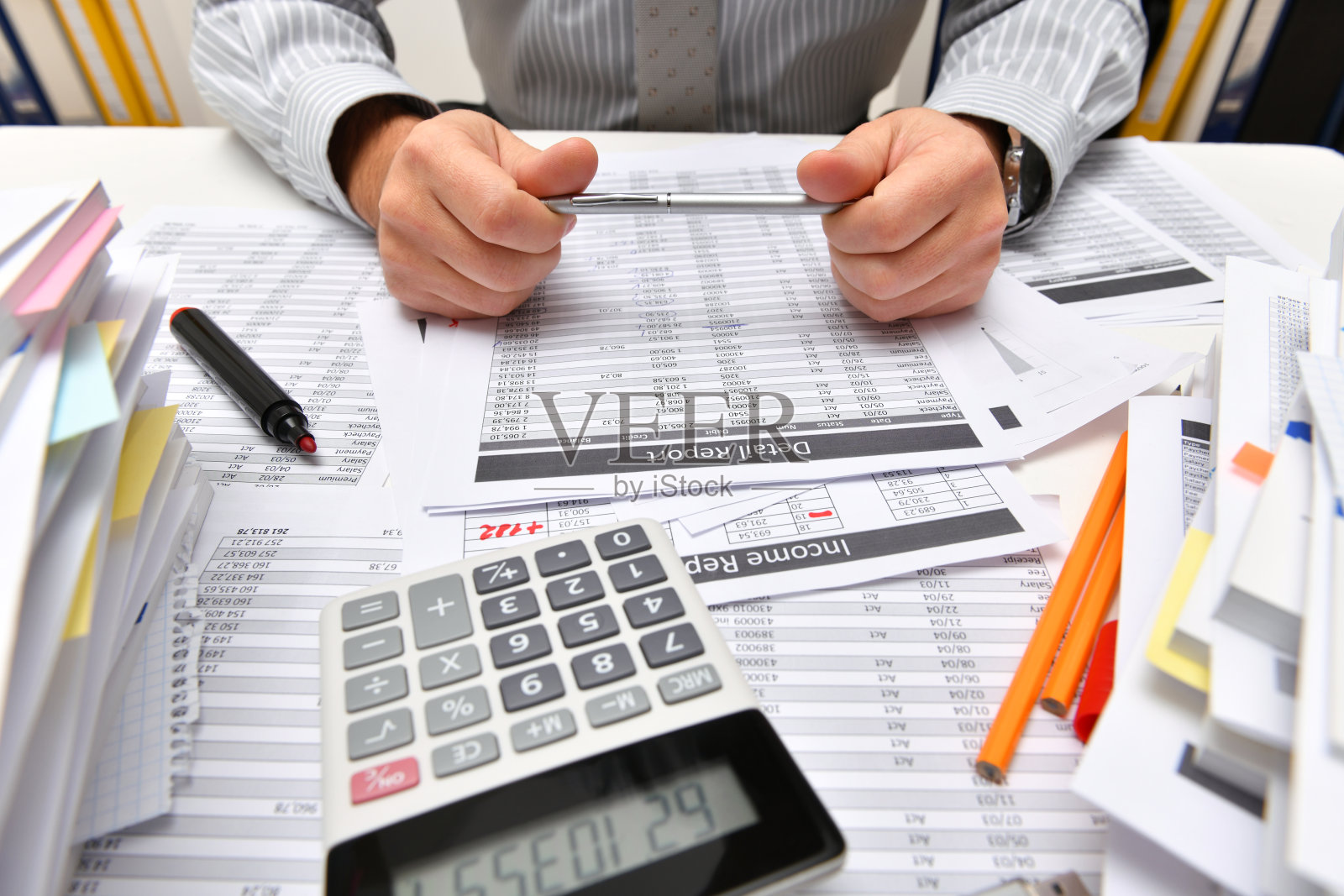 商业概念-商人在办公室工作与报告，表格和工作空间近距离观察，分析财务数据，写作和计数照片摄影图片