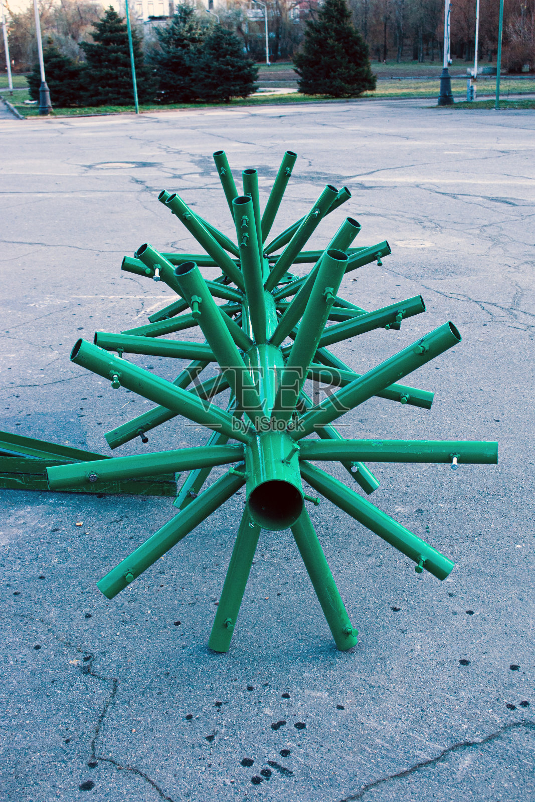 市政部门正在为新年和圣诞节做准备工作。安装城市新年树的过程。安装一个框架结构。照片摄影图片