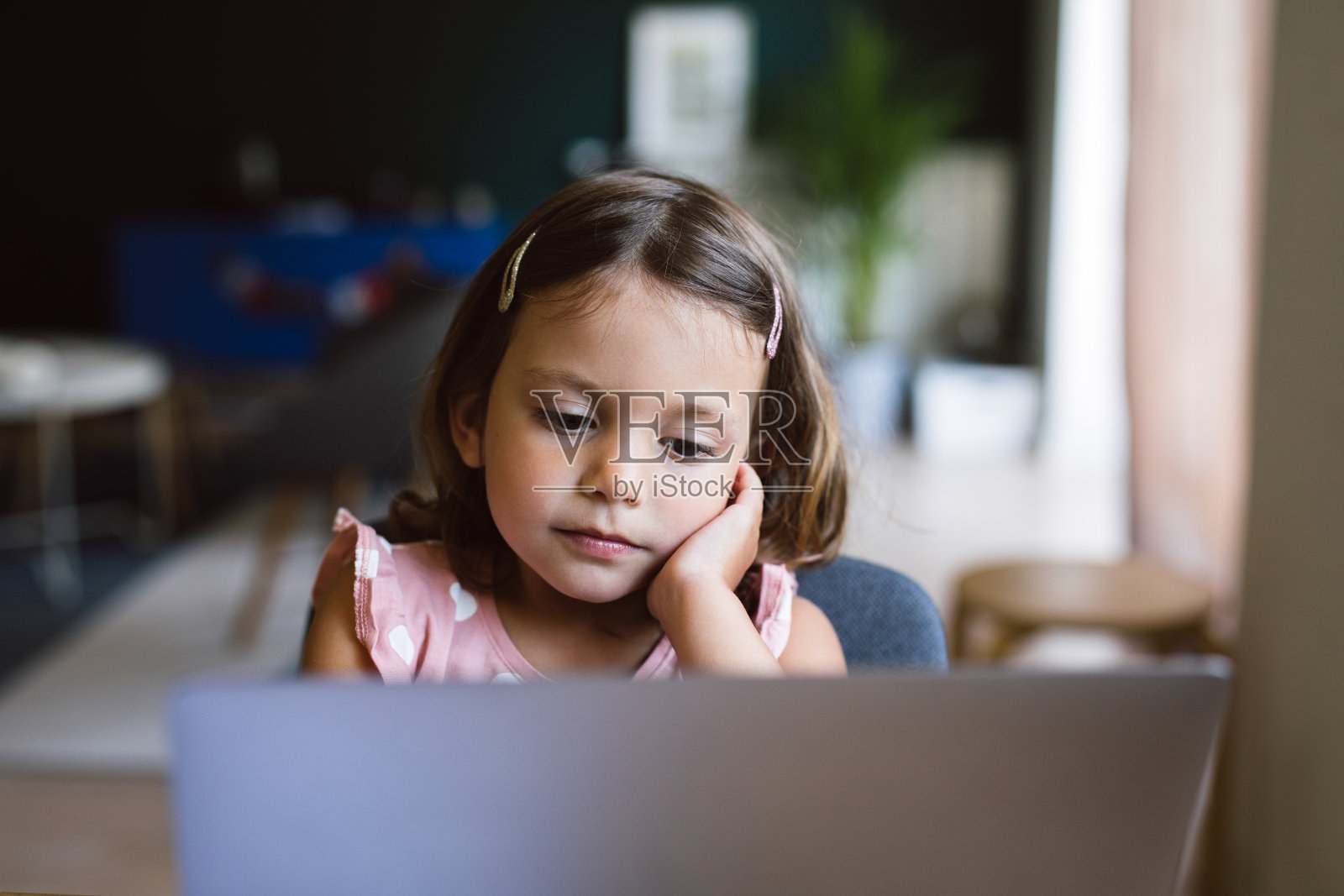 快乐的年轻女孩用笔记本电脑在家里的客厅里参加网络课程照片摄影图片