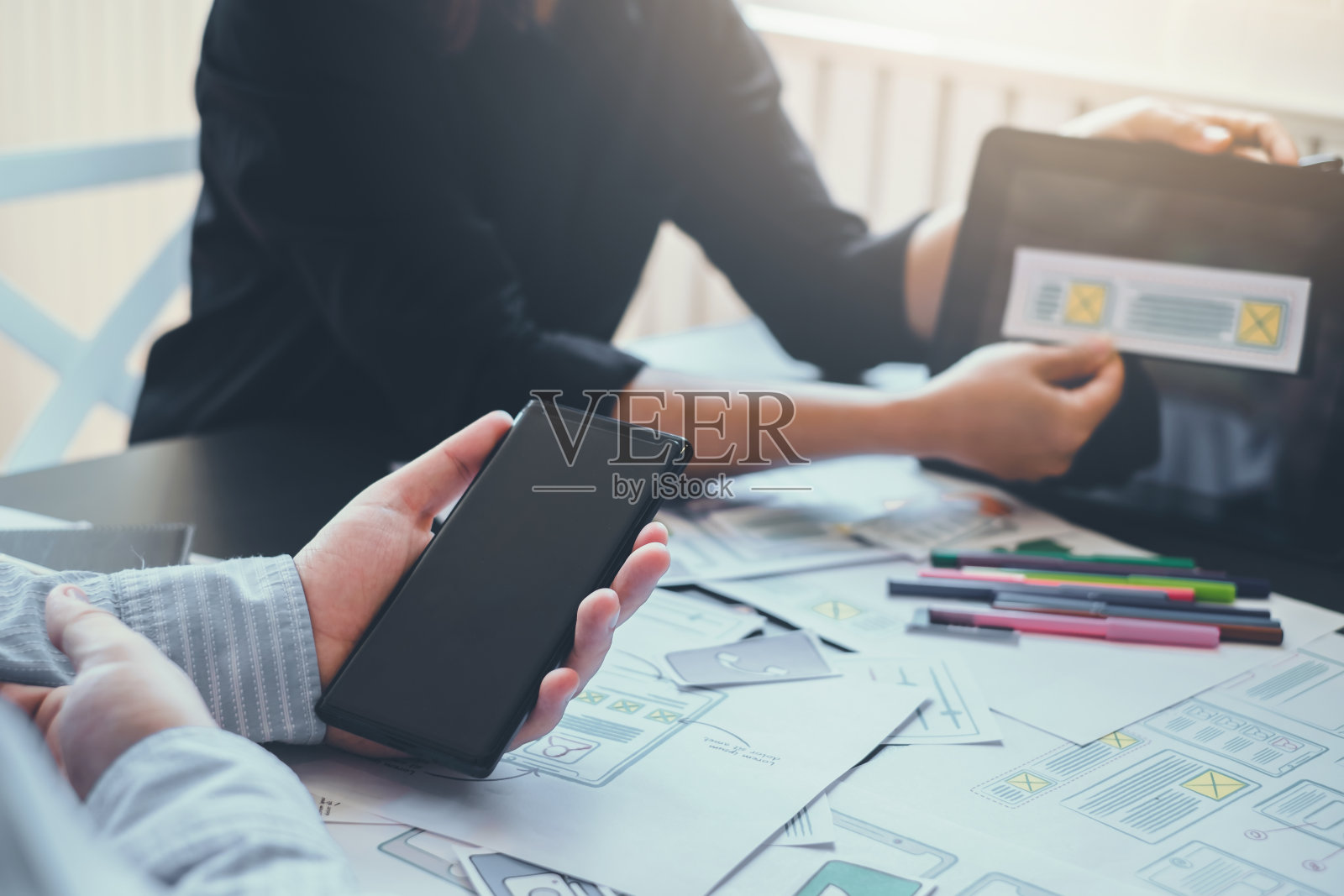 一组有想法和创造力的应用程序设计师在办公室一起工作。照片摄影图片