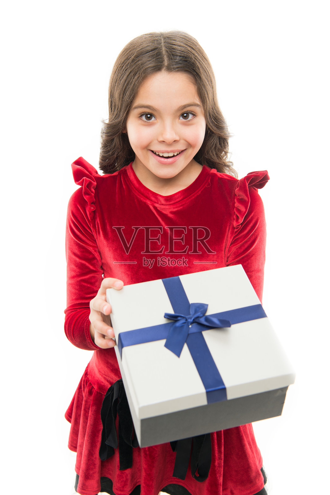 庆祝生命中特殊的一天。26、寿辰女孩孤立上白。快乐的孩子得到了生日礼物。生日纪念日。节日的庆祝活动。祝你生日快乐照片摄影图片