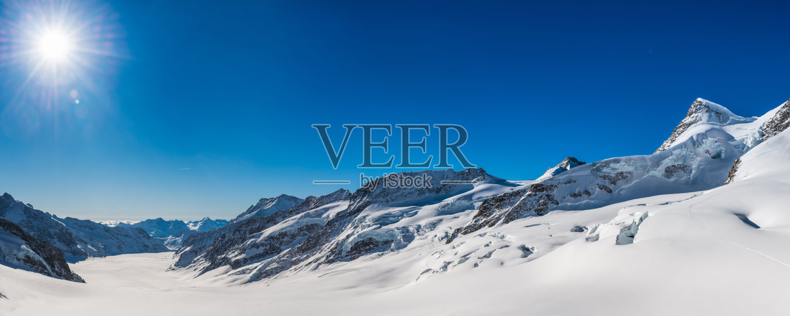 阳光照耀着瑞士阿尔卑斯山脉的皑皑雪峰照片摄影图片