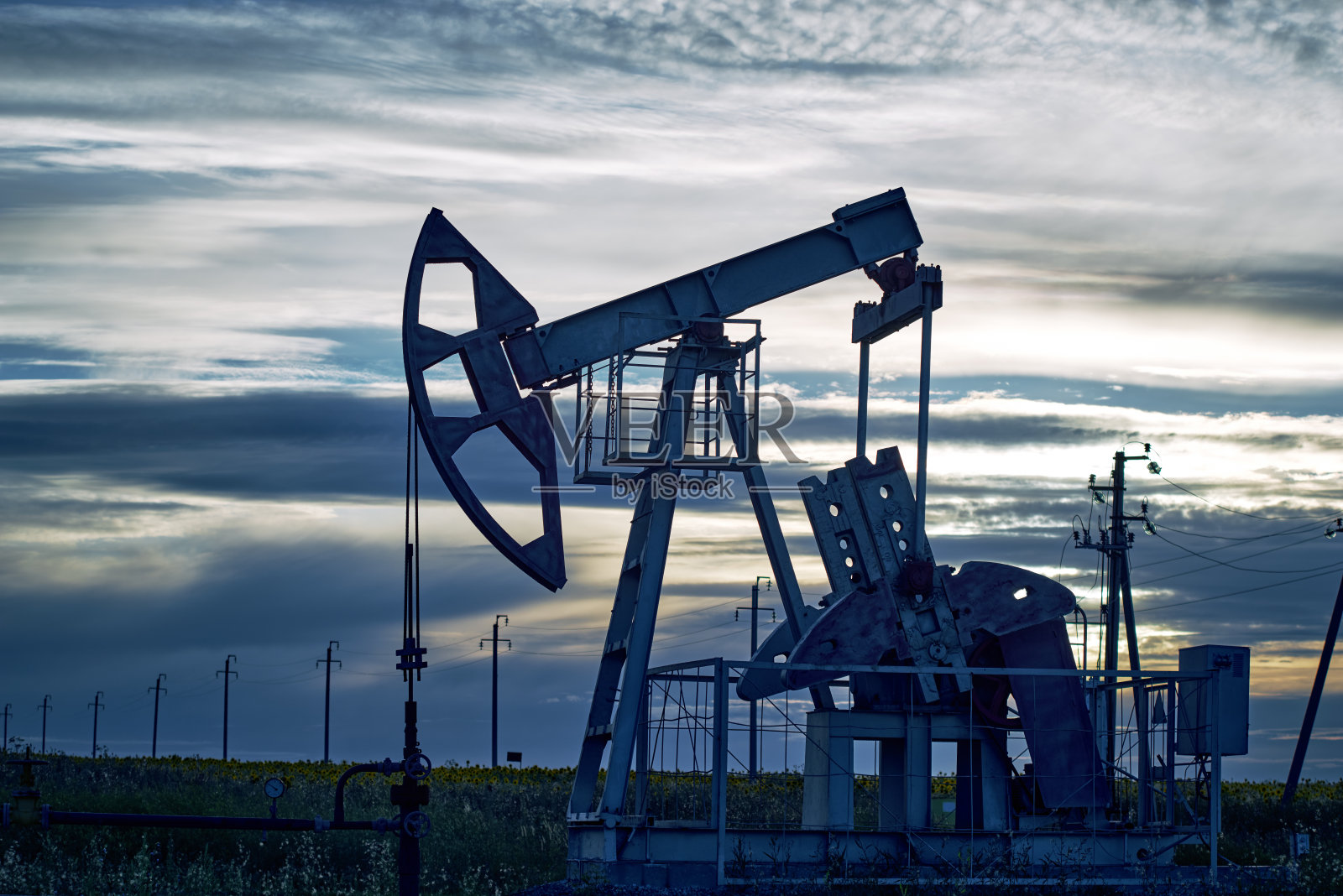 在蓝色的多云的天空中，钻机照片摄影图片