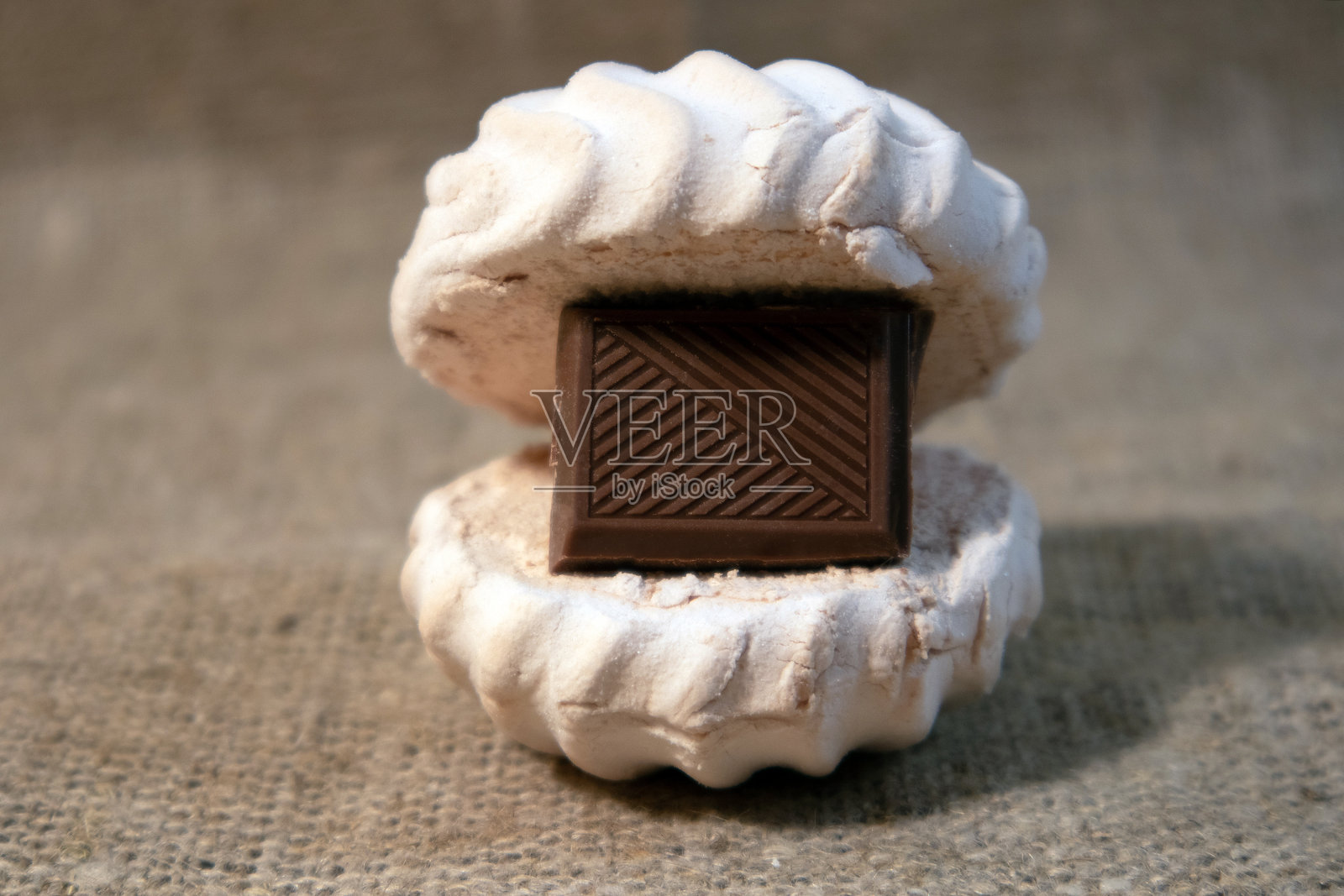 白色的和风，里面是黑巧克力瓷砖照片摄影图片