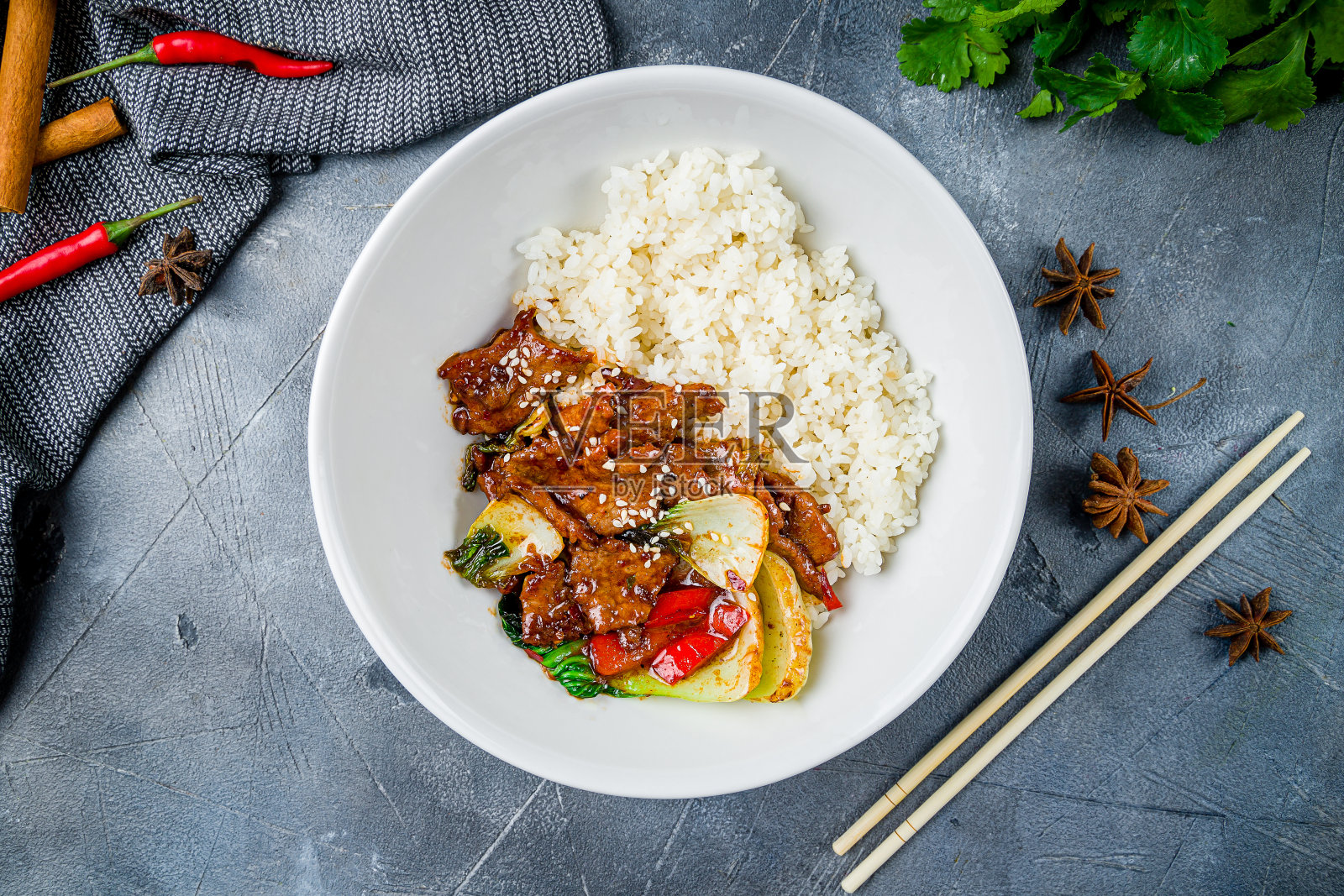 泰国菜炒猪肉配米饭，灰色的石头桌上，中国菜照片摄影图片