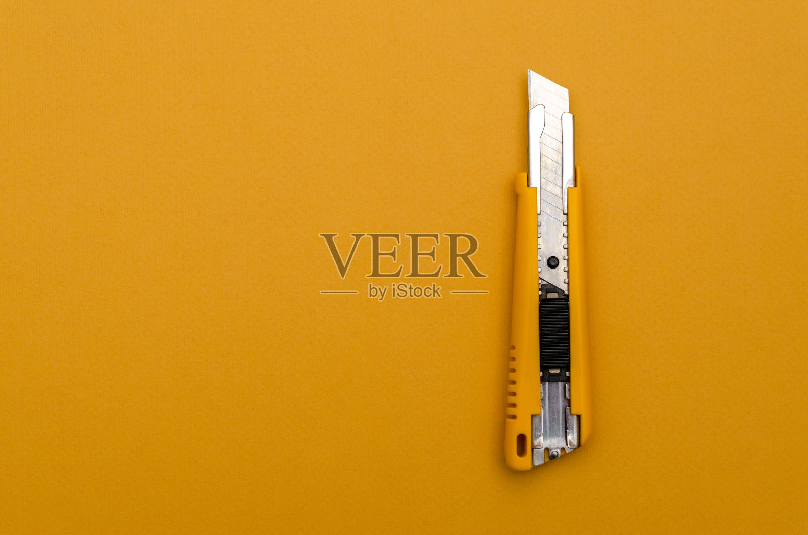 文具纸刀放在空白的彩色纸上。文本。前视图。照片摄影图片