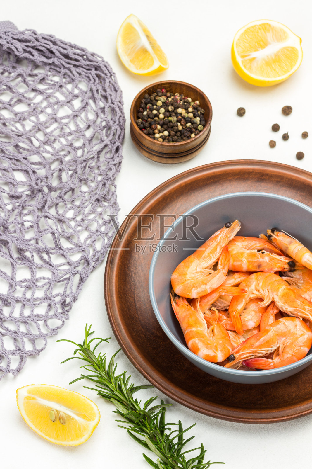 灰碗里的虾。灰色网眼，迷迭香枝，多香果照片摄影图片