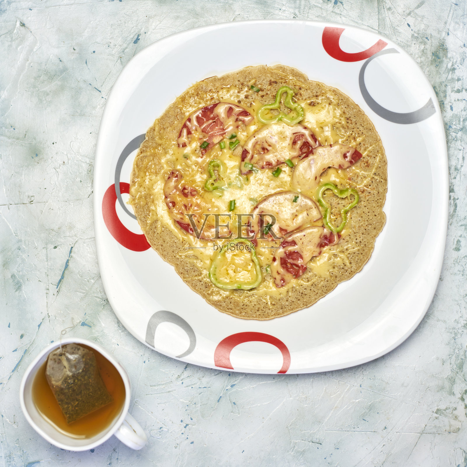 自制的速食披萨照片摄影图片