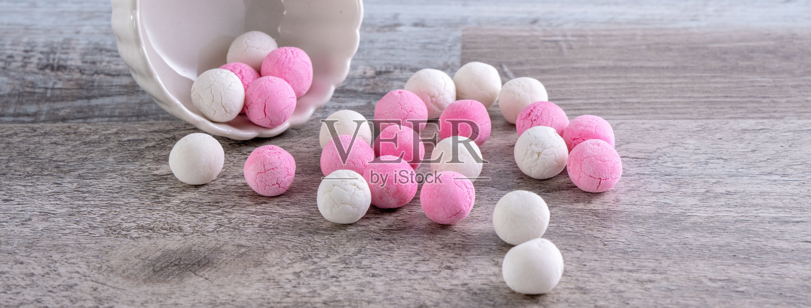 生红白汤圆木桌背景为冬至食物。照片摄影图片