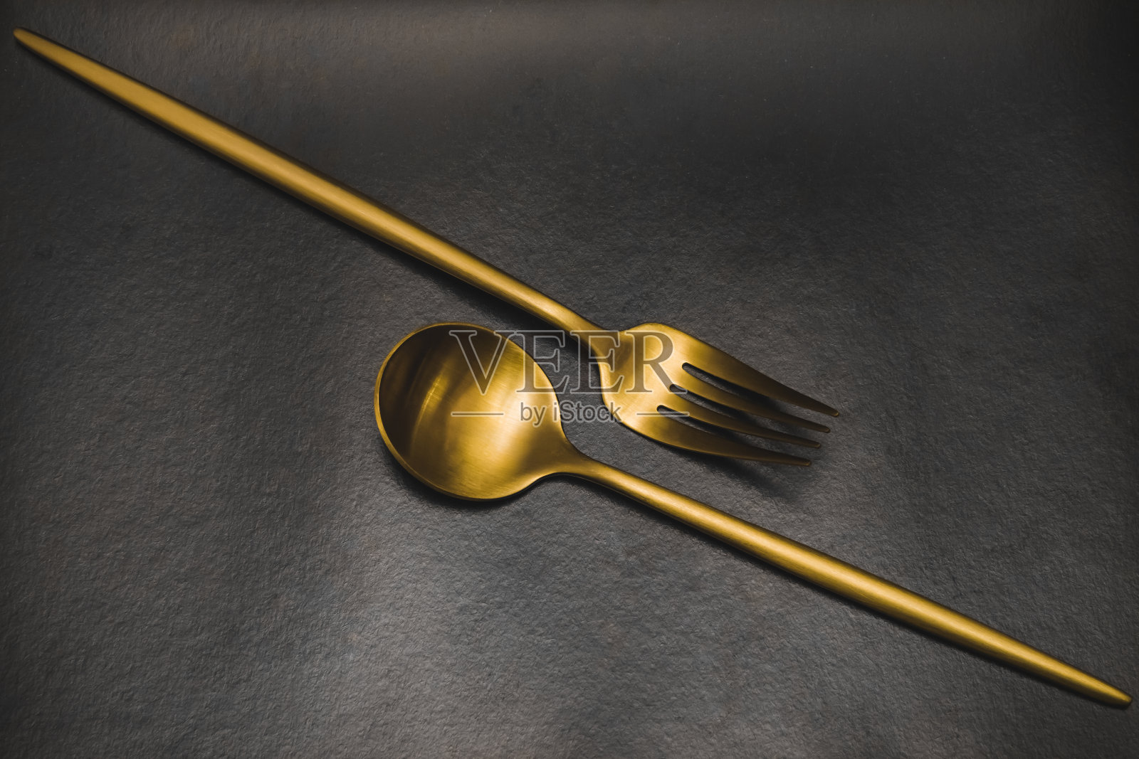 叉子和勺子。灰色背景。照片摄影图片