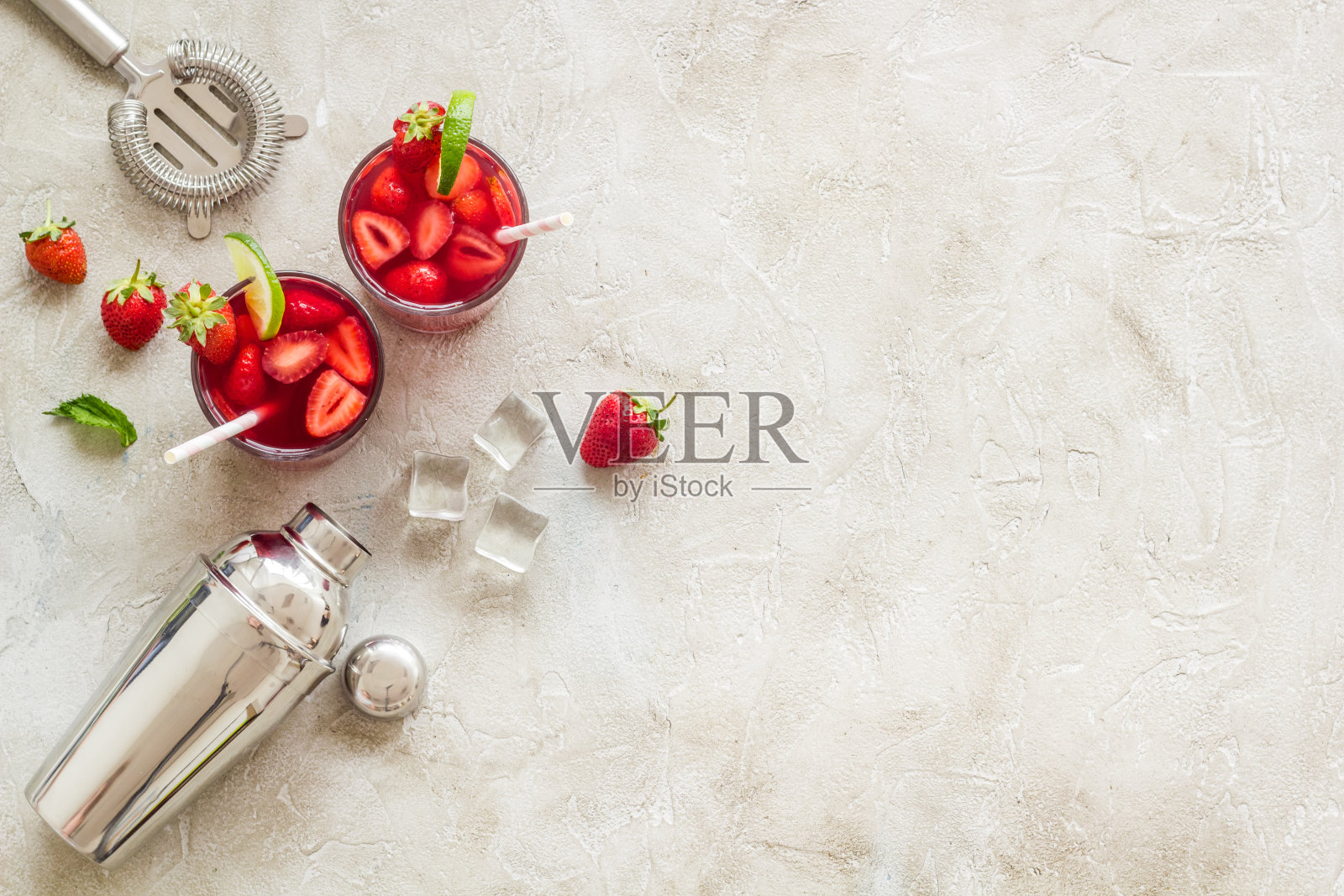 新鲜的草莓鸡尾酒与冰，俯视图照片摄影图片