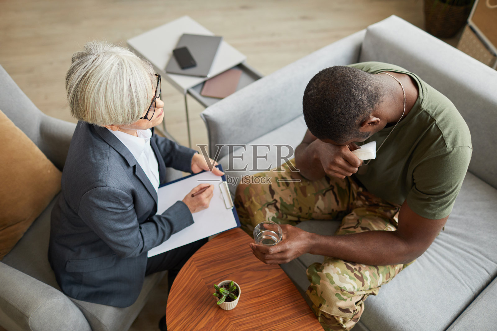 治疗期间哭泣的士兵照片摄影图片