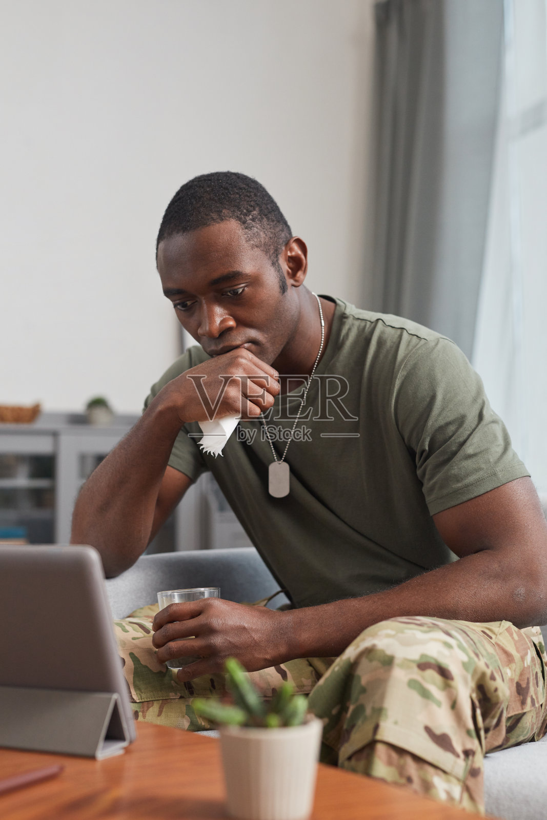 沮丧的士兵收到邮件照片摄影图片