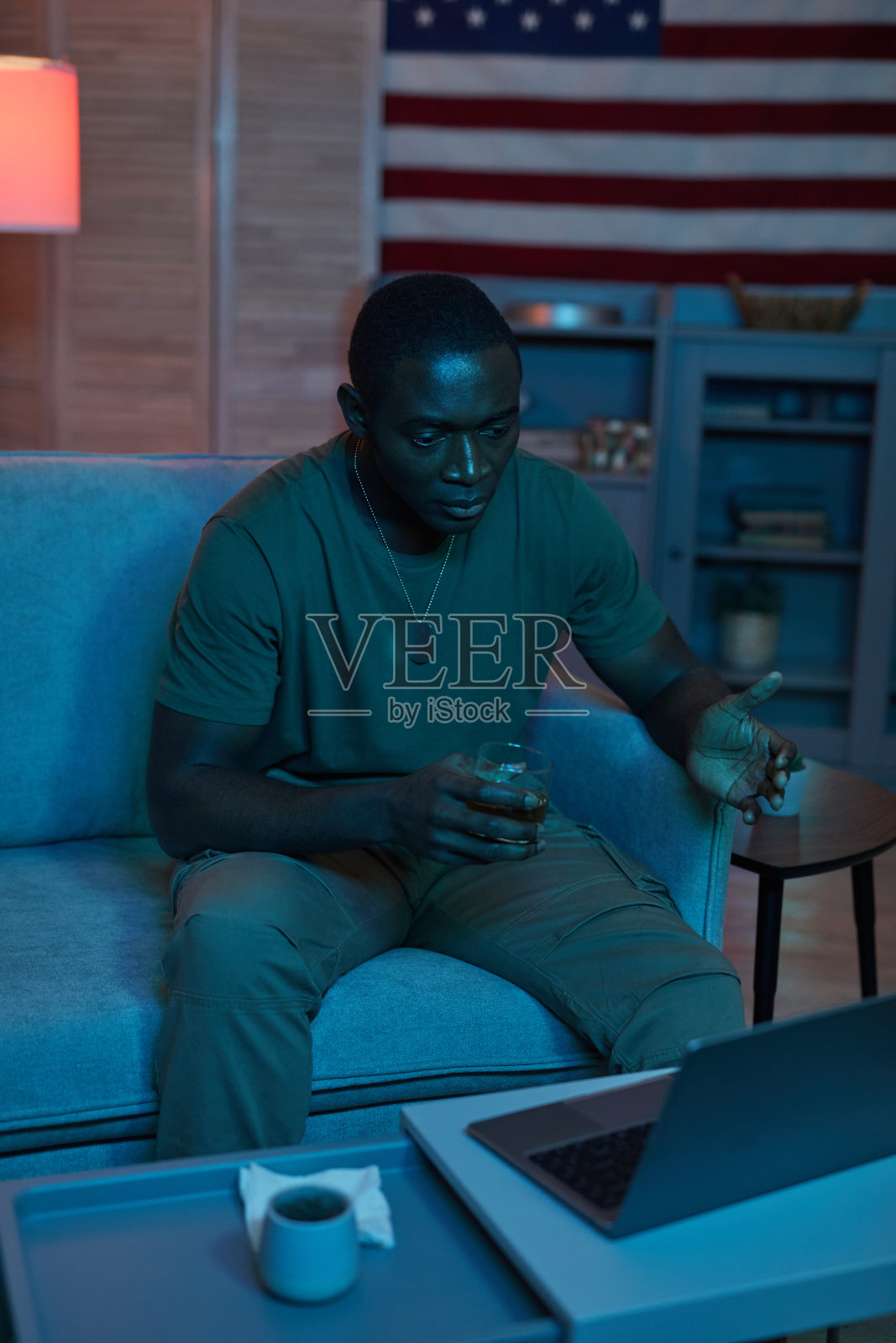 一个人在和他的朋友说话照片摄影图片